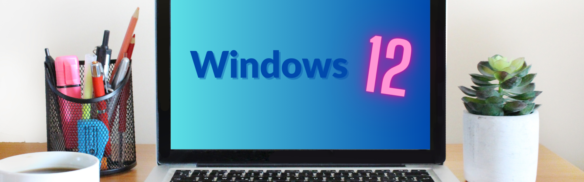 Laptop stojący na biurku z napisem „Windows 12” na ekranie, obok kubka z kawą, przybornika z długopisami, sukulenta i smartfona. Grafika ilustruje artykuł o plotkach, dezinformacji AI i spekulacjach wokół rzekomej premiery systemu Microsoftu; więcej informacji na ten temat można znaleźć na przyspieszkomputer.pl
