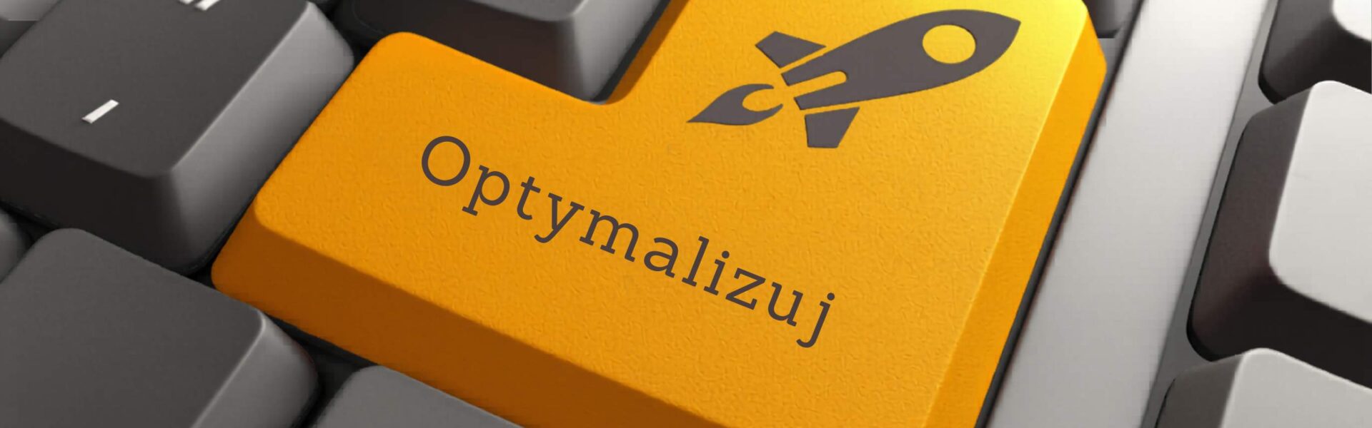 Żółty klawisz klawiatury z napisem „Optymalizuj” i ikoną rakiety symbolizuje szybkie przyspieszenie działania komputera oraz proste metody poprawy wydajności systemu opisane w artykule. Więcej praktycznych wskazówek można znaleźć na stronie przyspieszkomputer.pl