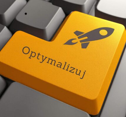 Żółty klawisz klawiatury z napisem „Optymalizuj” i ikoną rakiety symbolizuje szybkie przyspieszenie działania komputera oraz proste metody poprawy wydajności systemu opisane w artykule. Więcej praktycznych wskazówek można znaleźć na stronie przyspieszkomputer.pl