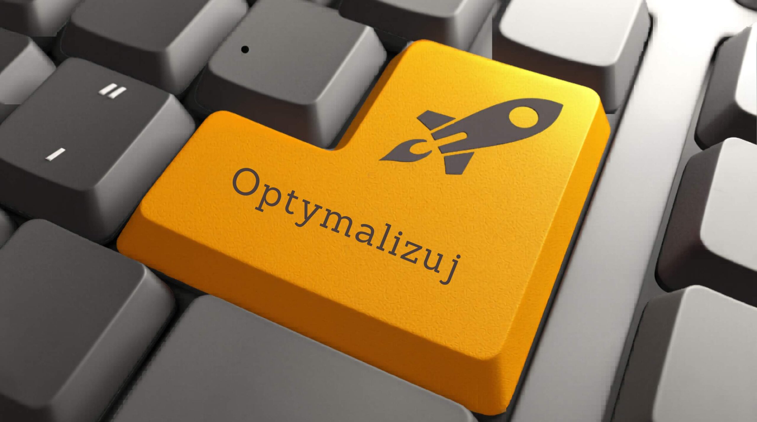 Żółty klawisz klawiatury z napisem „Optymalizuj” i ikoną rakiety symbolizuje szybkie przyspieszenie działania komputera oraz proste metody poprawy wydajności systemu opisane w artykule. Więcej praktycznych wskazówek można znaleźć na stronie przyspieszkomputer.pl